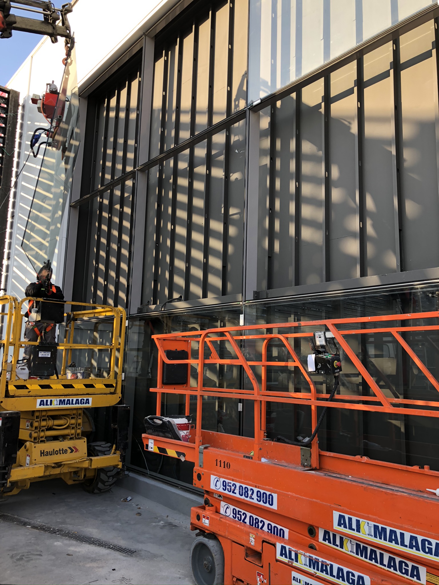 Trabajo en fachada de CEIM Cerramientos e Instalaciones Metálicas José Boto en Motril (Granada)