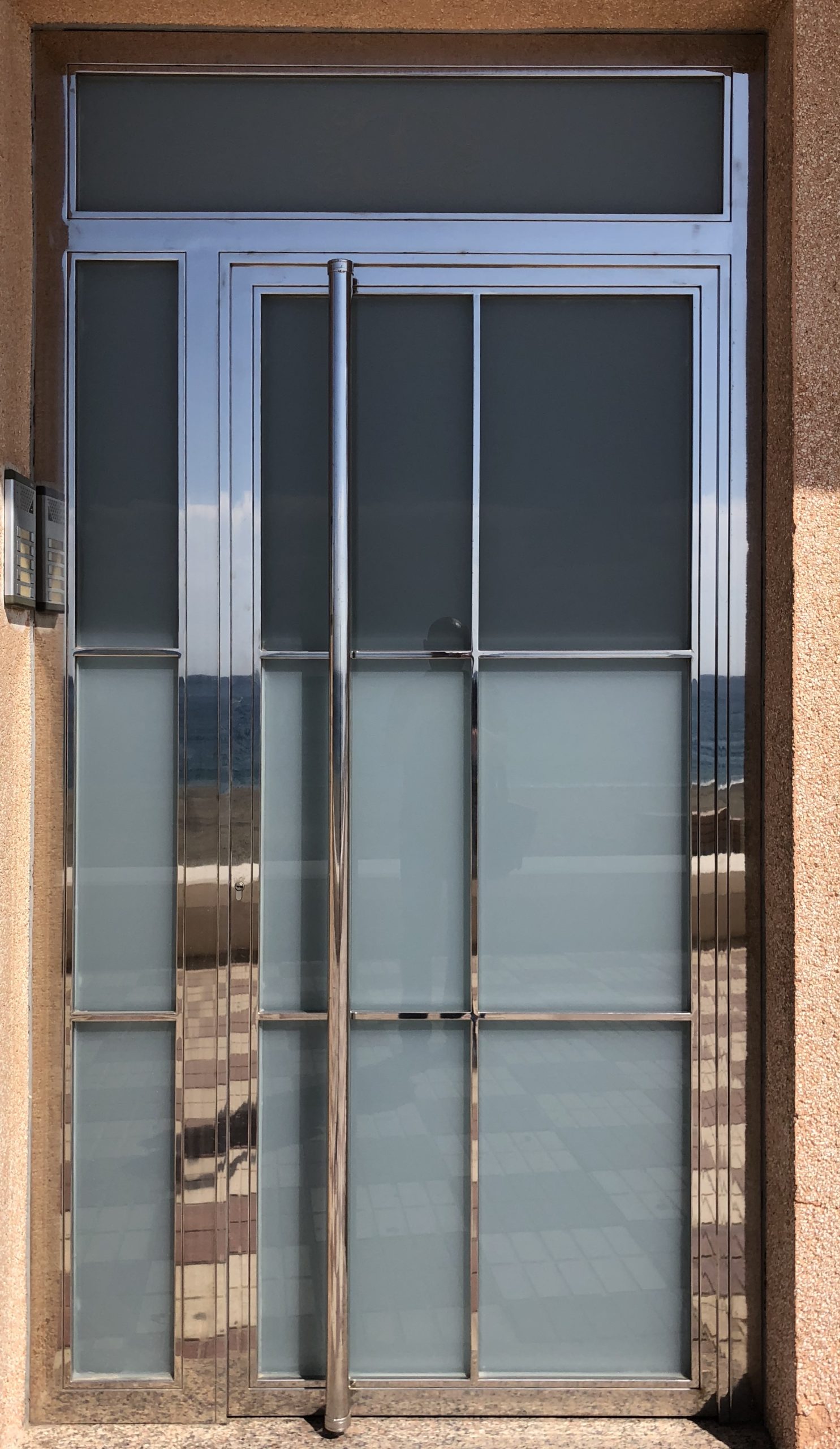 Puerta de entrada de CEIM Cerramientos e Instalaciones Metálicas José Boto en Motril (Granada)